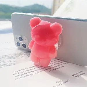 Detalle de un bonito soporte para teléfono extensible rosa con forma de oso polar.