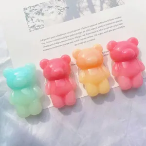 Primer plano de cuatro soportes para móvil con forma de oso de colores en tarjeta.