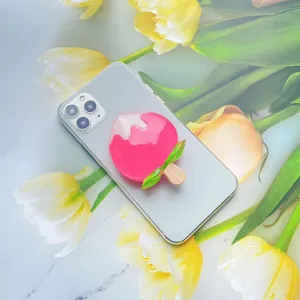 Gedetailleerde macro-opname van een schattige roze hars telefoonhouder in de vorm van een ijsje