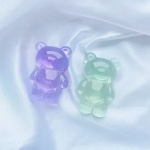 Détail des supports de téléphone en forme d'oursons translucides violets et verts