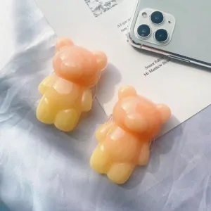 Primer plano de dos soportes para móviles con forma de oso 3D y degradado de color sólido
