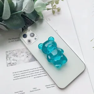 Primo piano di un simpatico supporto per telefono a forma di orso blu su uno smartphone.