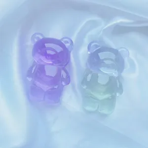 Gros plan sur des supports de téléphone mignons en forme d'ours translucide violet