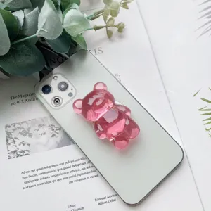 Dettaglio di un simpatico supporto per telefono espandibile a forma di orsetto rosa