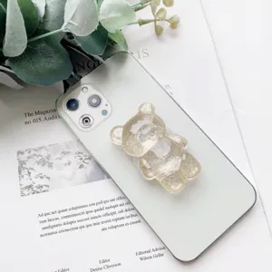 Primo piano del simpatico porta cellulare a forma di orsetto glitter oro