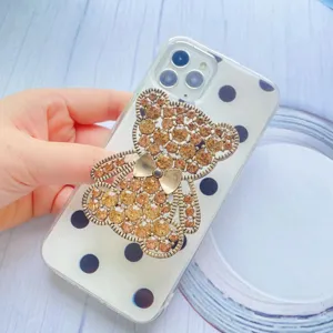 Dettaglio ravvicinato di un supporto per telefono a forma di orso con strass