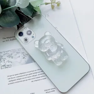 Simpatico supporto per cellulare a forma di orsetto glitterato su smartphone verde