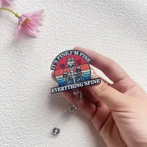 Dettaglio del porta badge retrattile in acrilico con divertente motivo a scheletro