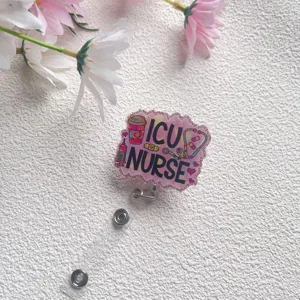 Detailaufnahme des glitzernden ICU Nurse Badge Reels mit bunten medizinischen Grafiken.