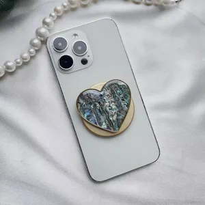 Primo piano del supporto magnetico per telefono a cuore con texture a conchiglia