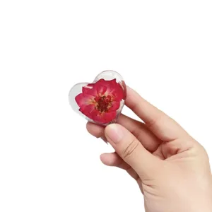 Herzförmiger Abzeichenclip aus transparentem Harz mit echter roter Trockenblume