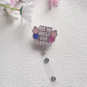 Nahaufnahme von Glitzer-Ausweishalter mit Cartoon-Babys und lustigem Burrito-Text