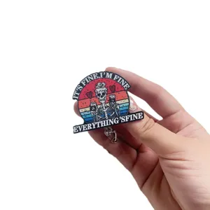 Porta badge retrattile in acrilico con simpatico scheletro e scritta Everything's Fine