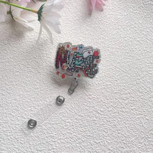 Nahaufnahme einer glitzernden Krankenschwester-Ausweishülle mit bunten Grafiken