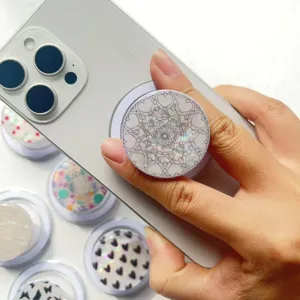 Nahaufnahme eines magnetischen Handyhalters mit Laser-Mandala-Muster auf Smartphone