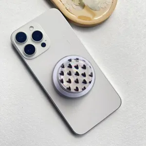 Detailansicht eines magnetischen Handyhalters mit holografischem Herzmuster auf Smartphone