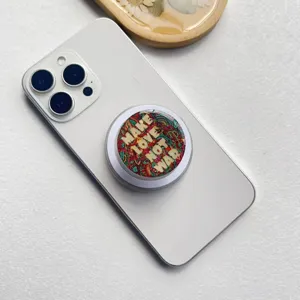 Detailansicht des bunten 'Make Love Not War' Magnet-Handyhalters auf weißem Smartphone
