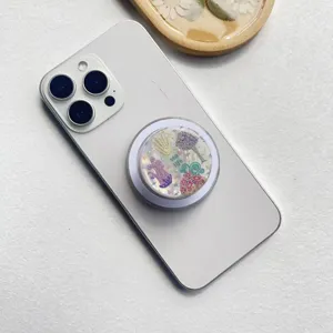 Nahaufnahme des Magsafe-Handyhalters mit Lasermuschelpapier und buntem Meeresleben