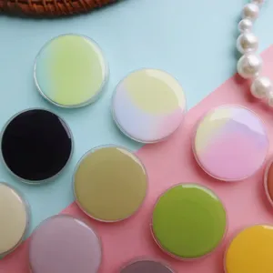 Verscheidenheid aan ronde glanzende hars telefoonhouders in diverse Macaron-kleuren.