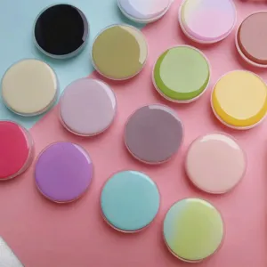 Close-up van veelkleurige macaron-telefoongrepen met een gladde harsafwerking.