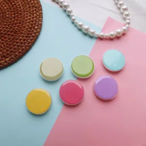 Macro-weergave van diverse glanzende macaron effen ronde epoxy telefoonhouders