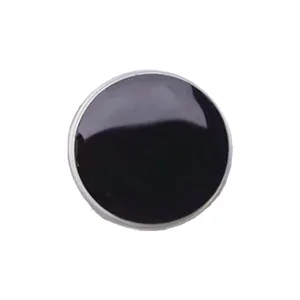 Close-up van een glanzende zwarte ronde epoxy telefoonhouder met een zilveren rand.