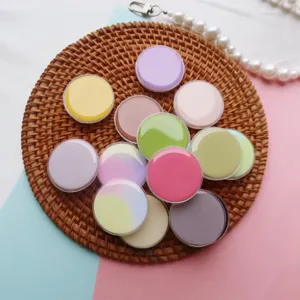 Detailweergave van ronde epoxyhars telefoonhouders in diverse macaron-pastelkleuren