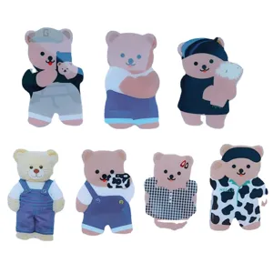 Sieben süße Cartoon-Bär-Acryl-Handyhalterungen in verschiedenen niedlichen Outfits gezeigt