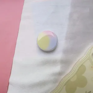 Close-up van een ronde telefoonhouder met pastelkleurverloop en een gladde epoxy-afwerking.