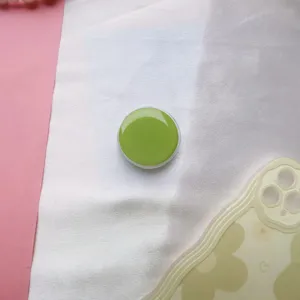 Macro-opname van een effen groene cirkelvormige telefoon-popsocket
