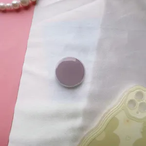 Gedetailleerd overzicht van de paarse ronde telefoonhouder met een glanzende epoxy afwerking.