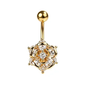 Détail d'un piercing de nombril doré avec des cristaux de zircone en forme de fleur