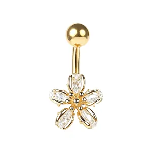 Gros plan d'un piercing de nombril doré avec un motif de fleur en cristal clair