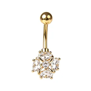 Détail d'un piercing de nombril en acier inoxydable doré avec fleur en zircone marquise