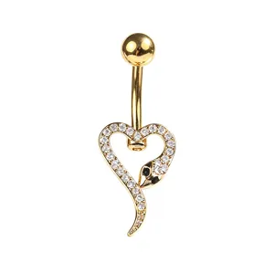 Vue macro professionnelle d'un piercing de nombril cœur doré avec détails en zircon.