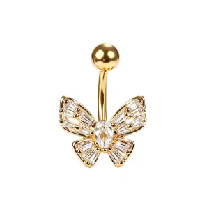 Détail d'un piercing de nombril papillon doré en acier inoxydable orné de zircons.