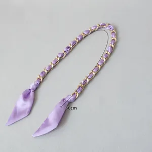 Vue détaillée de la bandoulière en satin violet et chaîne dorée avec mesure de 60 cm