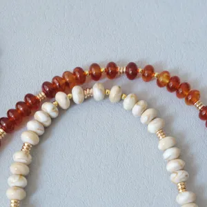 Gros plan de perles élégantes en acrylique ambré et marbré pour accessoires.