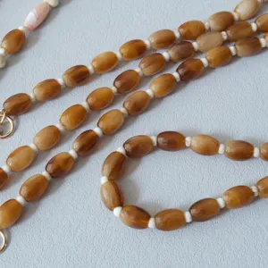 Détail macro de perles acryliques caramel pour chaînes de sacs et téléphones avec séparateurs