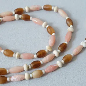 Vue détaillée de perles en acrylique caramel et pêche pour chaînes de sacs à main