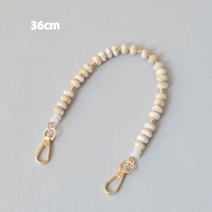 Gros plan d'une chaîne en perles acryliques de 36 cm avec fermoirs mousquetons dorés