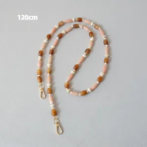 Détail de la bandoulière de 120 cm en perles acryliques caramel pour sacs et téléphones