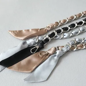 Détail du foulard en soie élégant entrelacé de chaîne argentée pour bandoulières de luxe