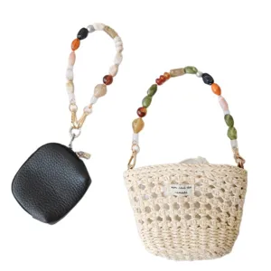Sac seau tissé crème et pochette noire avec bandoulières en perles de résine colorées