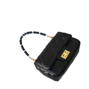 Sac à main classique en cuir matelassé noir avec bandoulière en perles acryliques