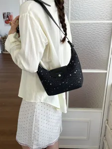 Sac à bandoulière noir élégant en forme de croissant avec un motif d'étoiles argentées