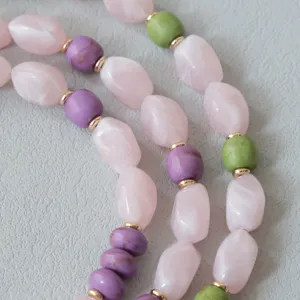Détail macro de perles en acrylique marbrées pour chaînes de téléphone ou de sac