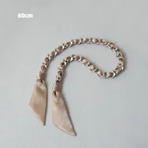 Vue détaillée de la bandoulière de sac en chaîne métallique et foulard en soie champagne 60cm