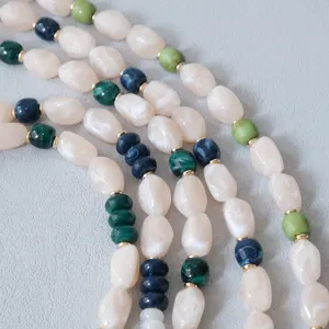 Gros plan détaillé de perles en acrylique marbré et d'entretoises dorées sur une sangle