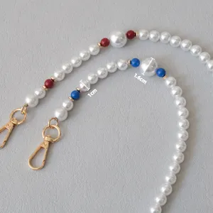 Dettaglio ravvicinato della catena di perle acriliche con perline da 1cm e 1,6cm per accessori